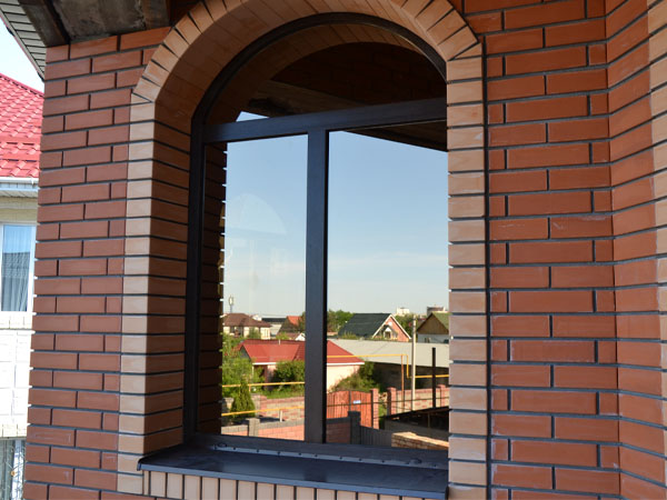 Пример установленного арочного окна ПВХ